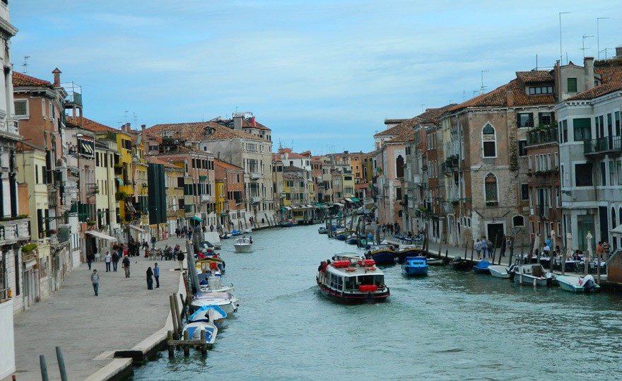 Venice bans motorboats to highlight effects of pollution