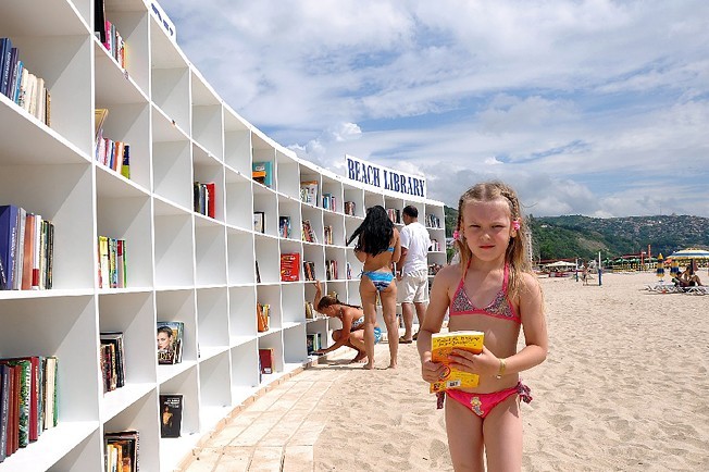 Public Beach E-Library Opens in Abu Dhabi