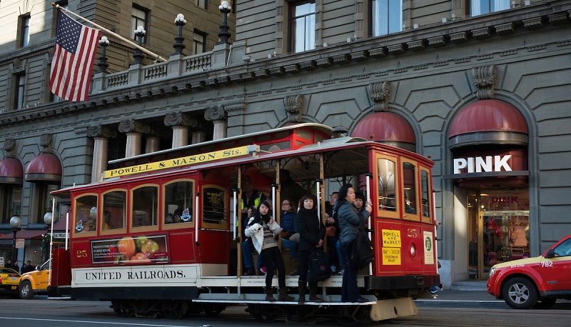Cable Car 25 passing through Union Square | December 27, 2012