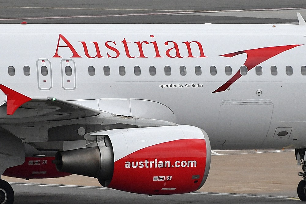 Austrian Airlines Lands at Montreal Airport
