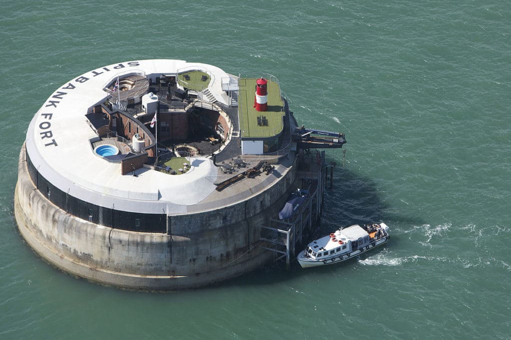 1200px Guests Arriving at Spitbank Fort
