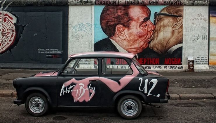 graffiti berlin kiss