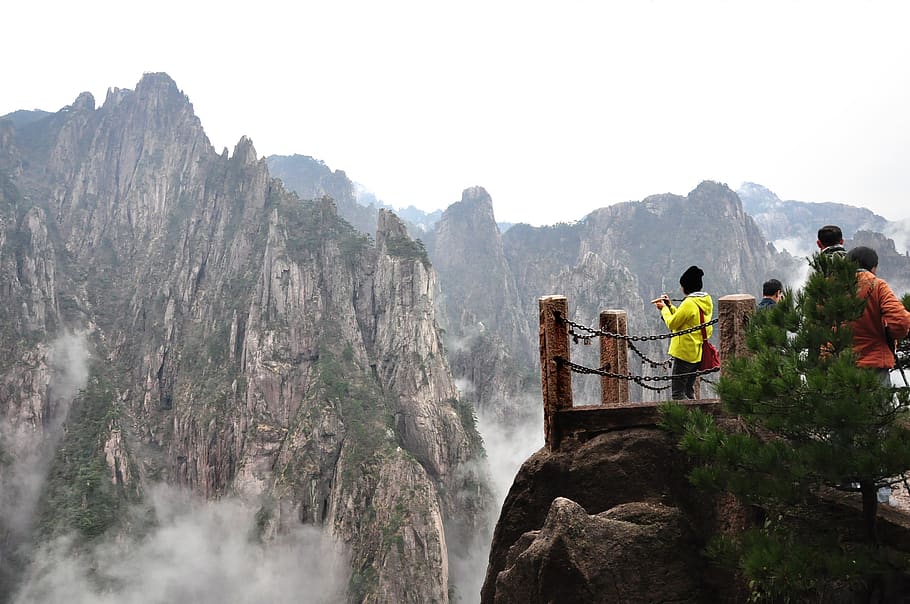 Mount Huangshan Swamped with Tourists