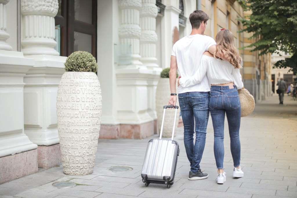 How to Pick the Right Travel Luggage for Your Trip?