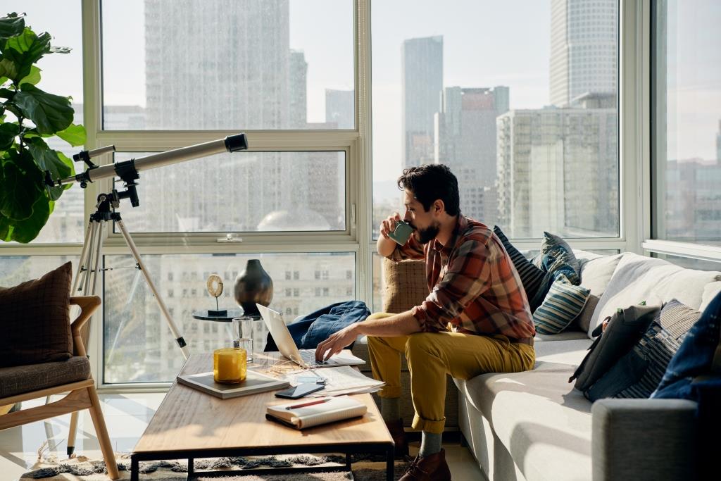 From the Office to Any “Office”: Digital Nomads Turn to Airbnb