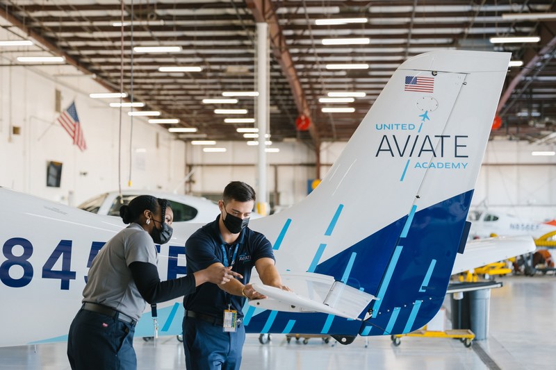 Students at the United Aviate Academy train for their future pilot careers (PRNewsfoto/United Airlines)