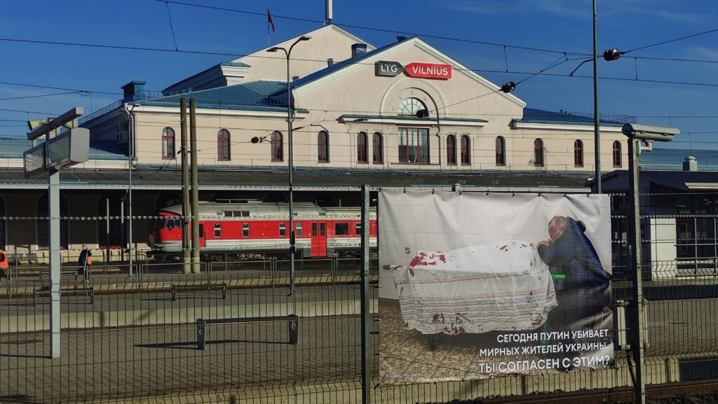 Passengers from Moscow Get a Realistic Picture of Russia’s war in Ukraine at Vilnius Railway Station