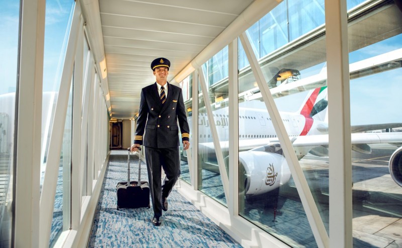 first officer emirates