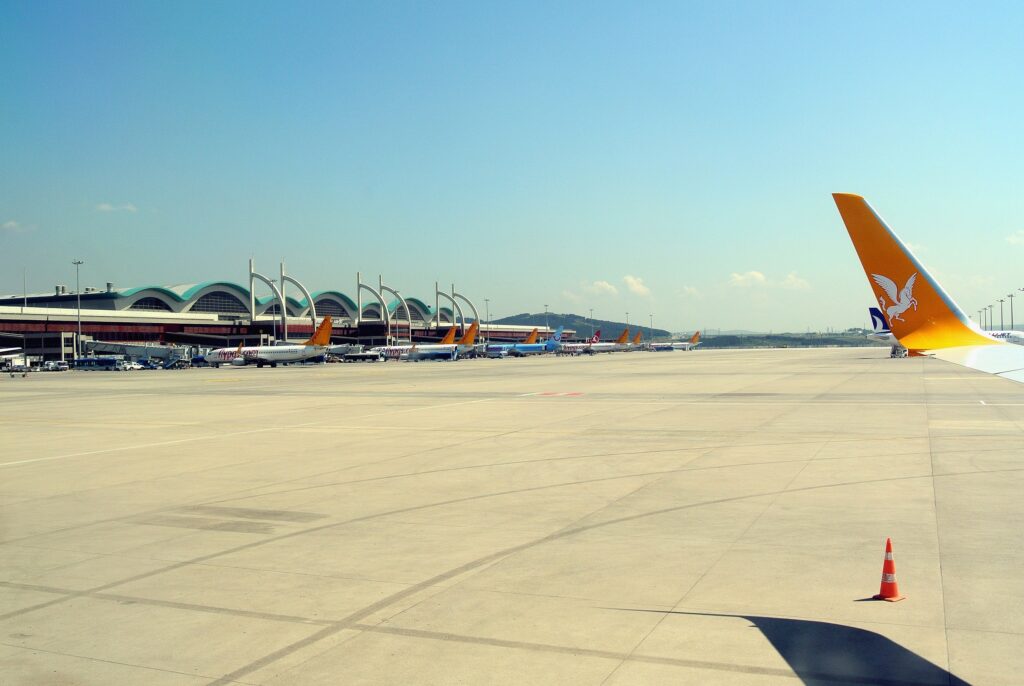Hundreds of Passengers Stranded Without Luggage at Istanbul's Sabiha Gökçen Airport 15 sabiha