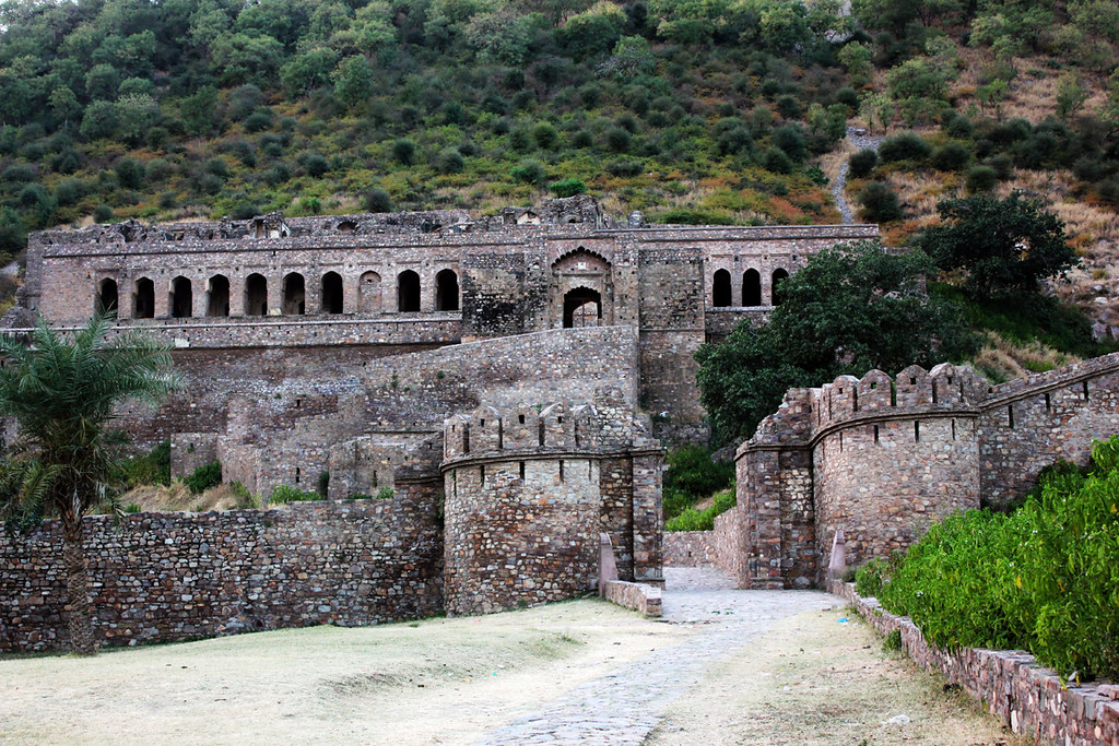 5 Places Famous for Its Paranormal Activity 6 Bhangarh Fort