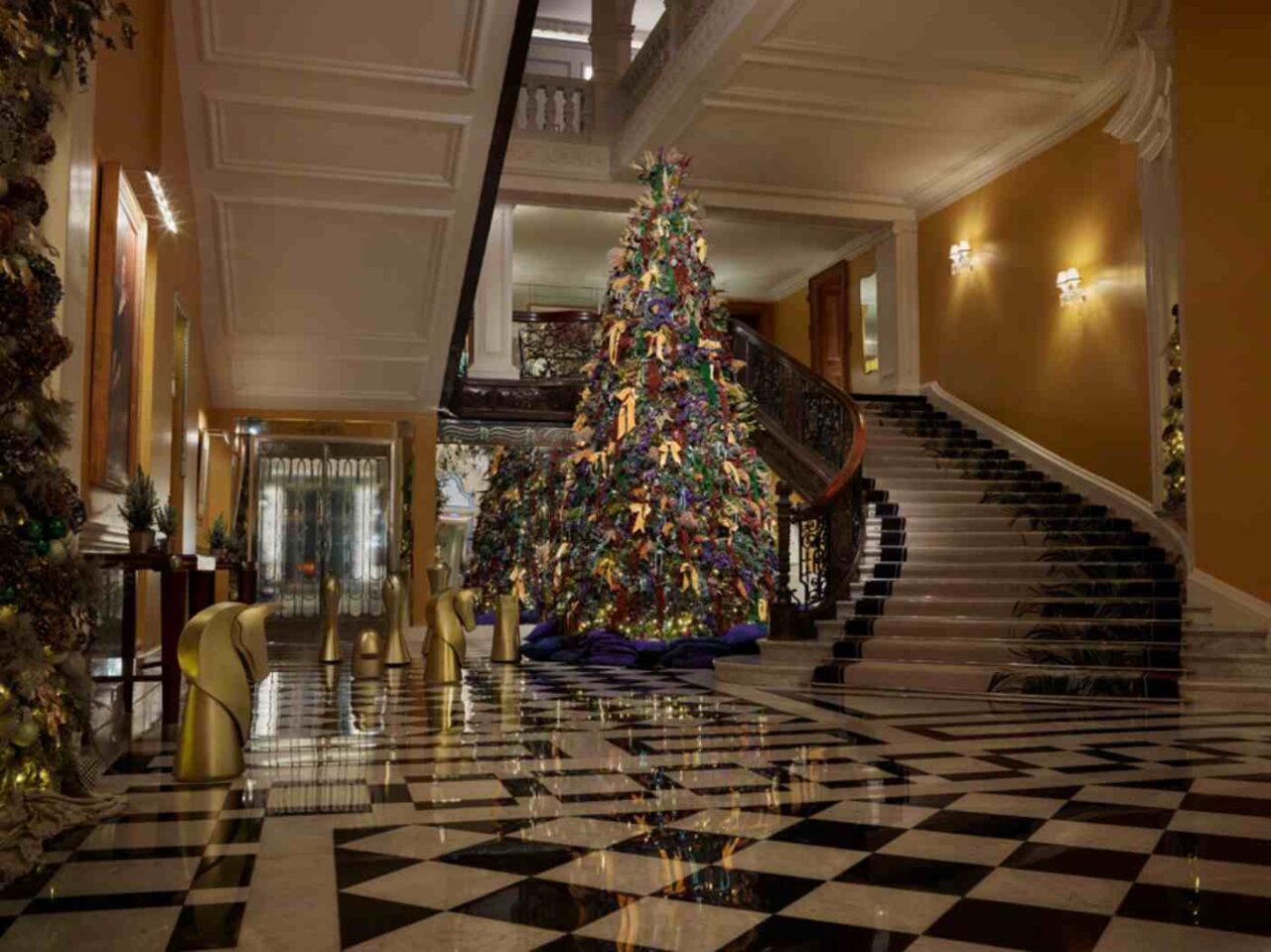 Burberry’s Daniel Lee Creates Claridge’s 2025 Christmas Tree 7 clariges