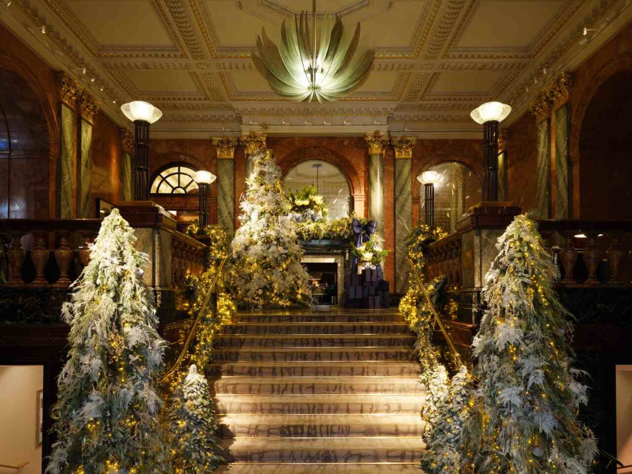 Mandarin Oriental Hyde Park Unveils a Festive Partnership with De Beers London 7 london festive lobby hero