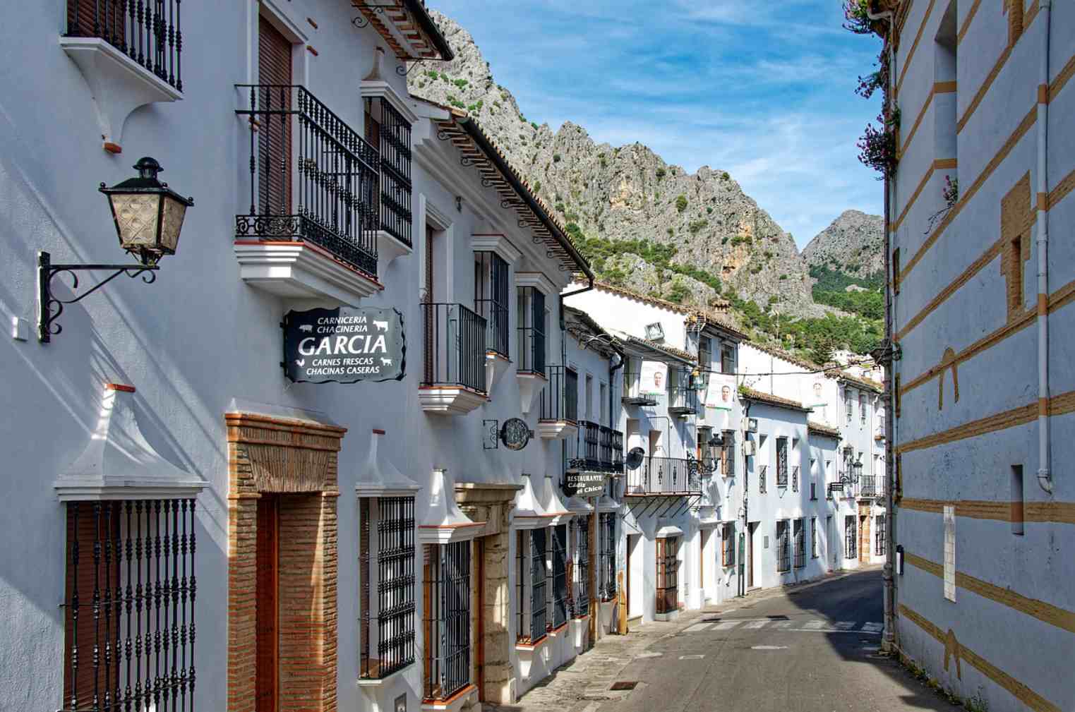 Andalucia Balloon Rides Draw Travelers Above White Villages