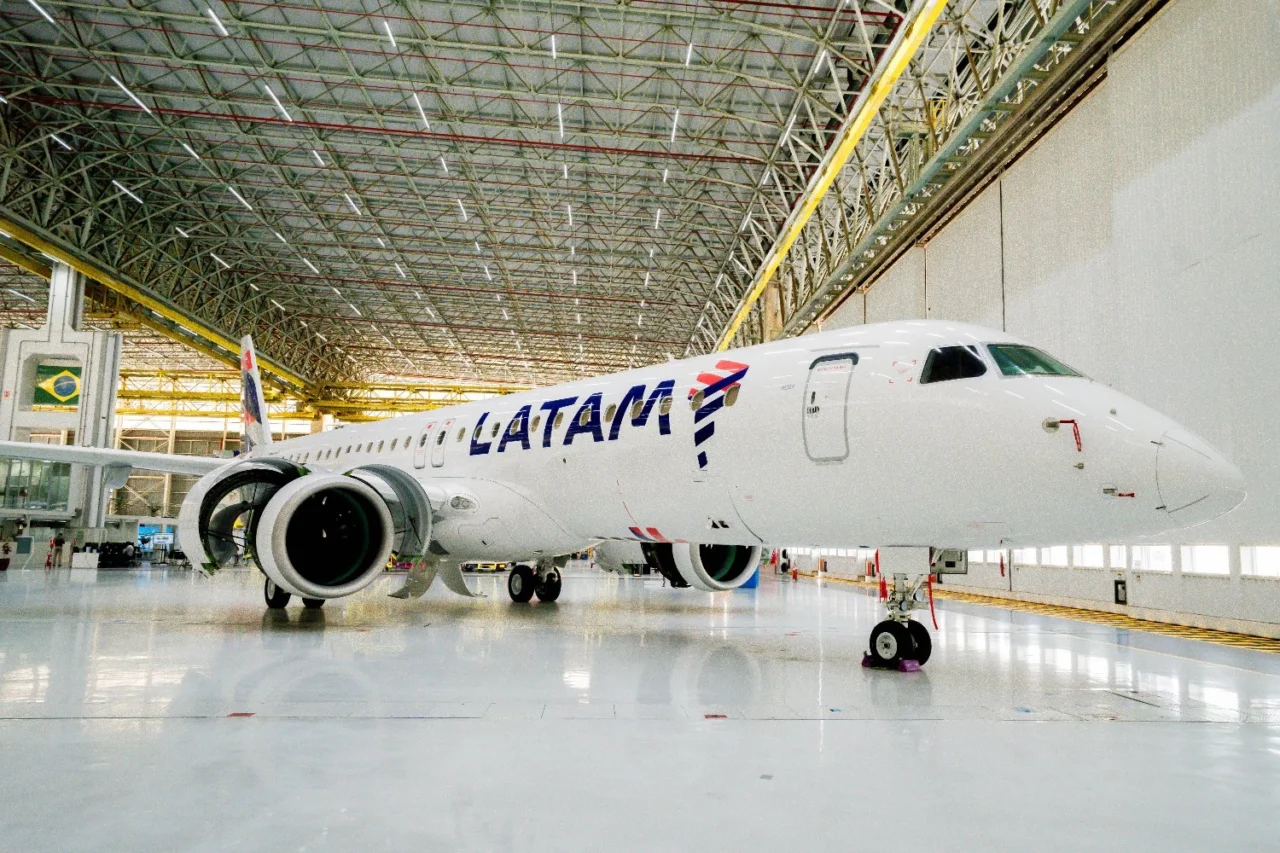 LATAM Unveils First Embraer E195-E2 in New Livery 5 Latam