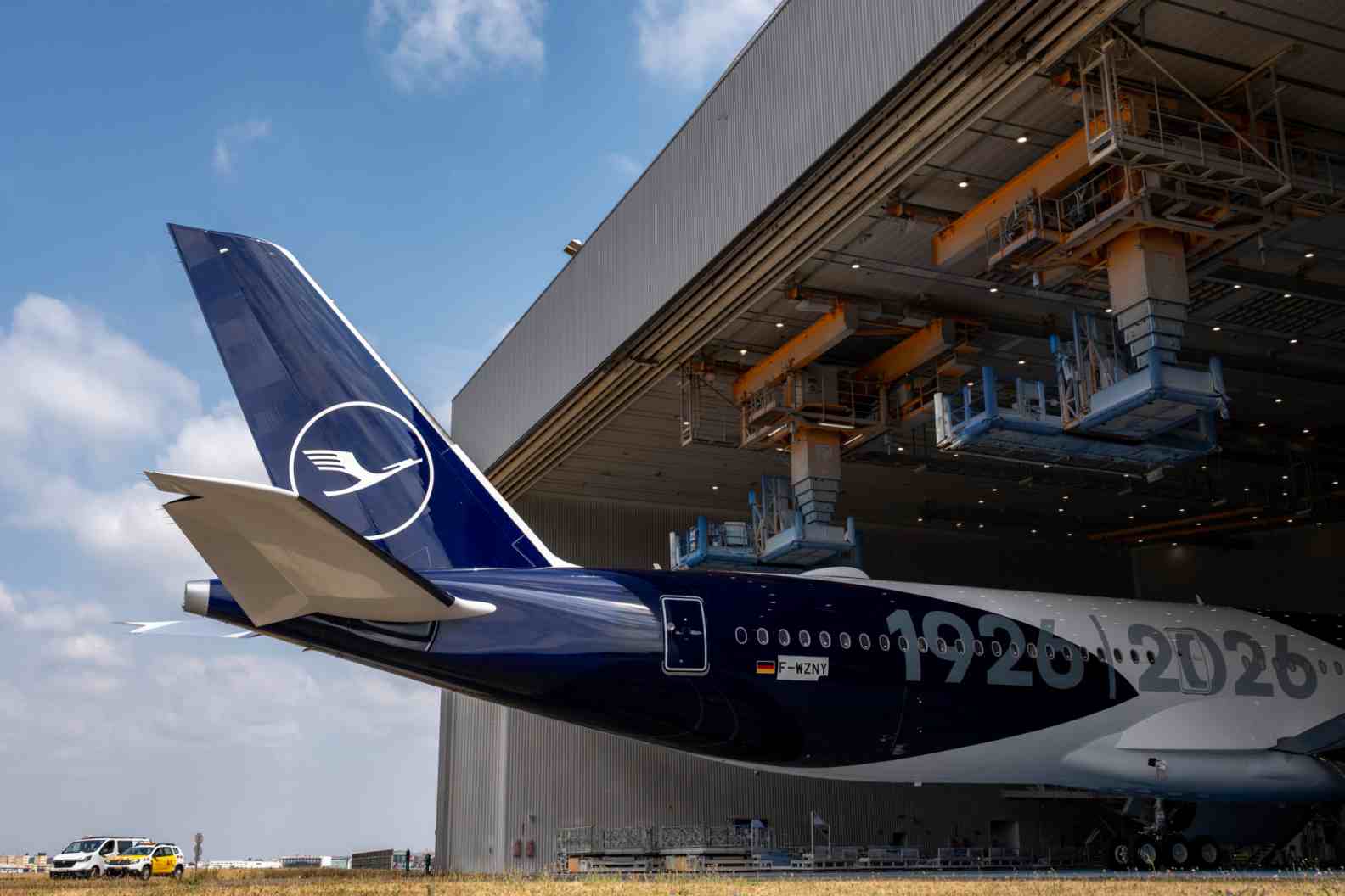 Lufthansa's First Airbus A350-1000 Arrives with a Special Livery 2 lufthansa new livery